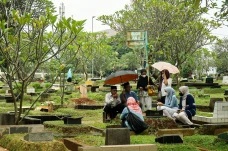 Tradisi Ziarah Makam...