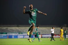 Persebaya Surabaya Tumbangkan...