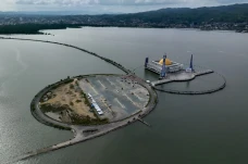 Berdiri di Tengah Teluk...