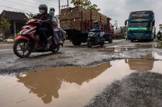 Jalan Rusak di Jalur...