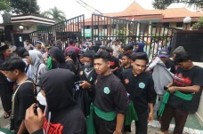Massa Pesilat Geruduk...