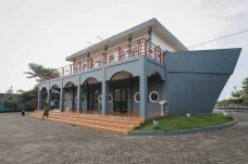 Masjid Unik Berbentuk...