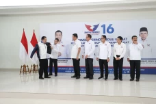Ketum Perindo Lantik...