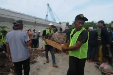 202 Makam Warga Direlokasi...