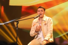 Paul Bawakan Lagu Komang...