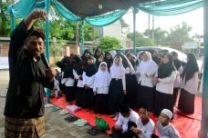 Lewat Media Dongeng...