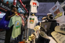 Berburu Baju untuk Hari...