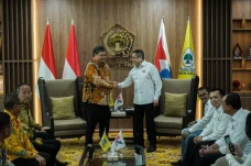 Disambut Airlangga Hartarto,...