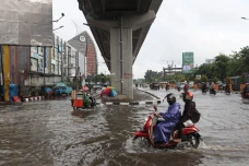 Cuaca Buruk, Jalan AP...