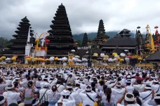 Ribuan Umat Hindu Ikuti...