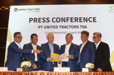 United Tractors Bagikan...