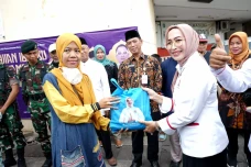 Diana Dewi : Pembagian...