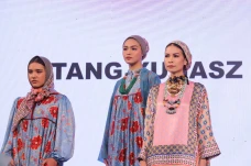 Itang Yunasz Tampilkan...