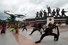Menjaga Warisan Leluhur,...