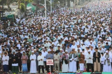 Ribuan Umat Muslim Gelar...