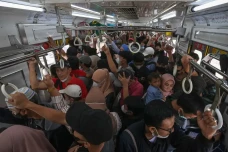 Sesak Penumpang KRL...