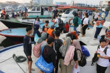 Ribuan Wisatawan Padati...