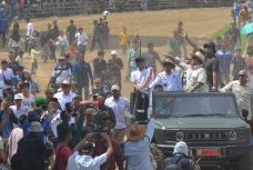 Naik Kendaraan Maung...