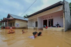 Banjir Rendam Ratusan...