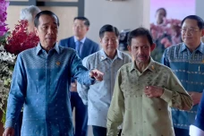 Jokowi Hadiri Retreat...