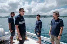 Berlayar dengan Kapal...