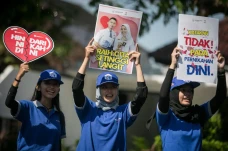 Mahasiswa Gelar Aksi...