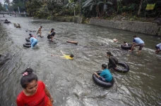 Serunya Bermain Air...