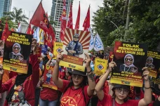 Aksi Buruh Tuntut Pencabutan...