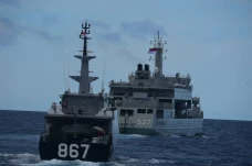 Kerahkan Empat KRI Terbaik...