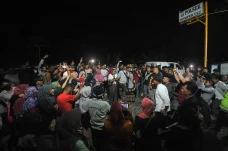 Ratusan Warga Kumpeh...