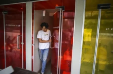 Mengintip Toilet Umum...