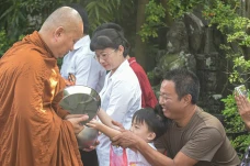 Pindapata Umat Buddha...