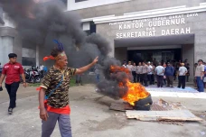 Unjuk Rasa Masyarakat...