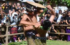 Tradisi Perang Pandan...