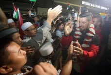 Tiba di Indonesia, Timnas...