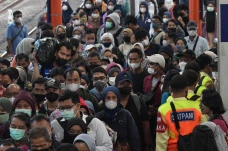 Penumpang KRL Tidak...