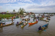 Mengunjungi Pasar Terapung...