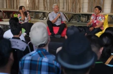 Ganjar Pranowo Berdiskusi...