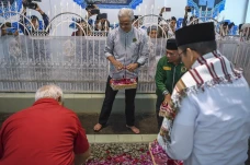 Didampingi TGB Zainul...