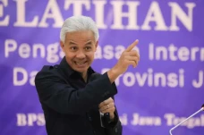 Ganjar Pranowo Beri...