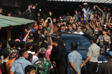 Riuh Warga Parung Sambut...