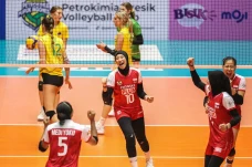 Luar Biasa, Timnas Bola...