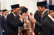 Presiden Jokowi Lantik...