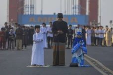 Potret Jemaah Salat...