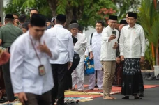 Presiden Jokowi Salat...