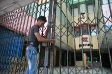 Pedagang Kosongkan Plaza...