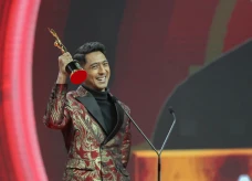 Arya Saloka Raih Penghargaan...