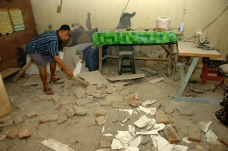 Dampak Gempa Bumi di...