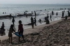 Pantai Anyer Dipadati...