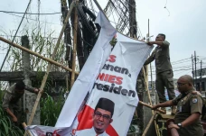 Penertiban Atribut Partai...